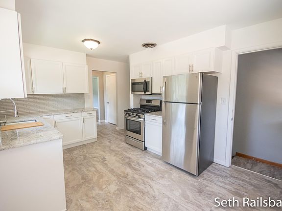 5th image of 935 Westmoor Dr NW