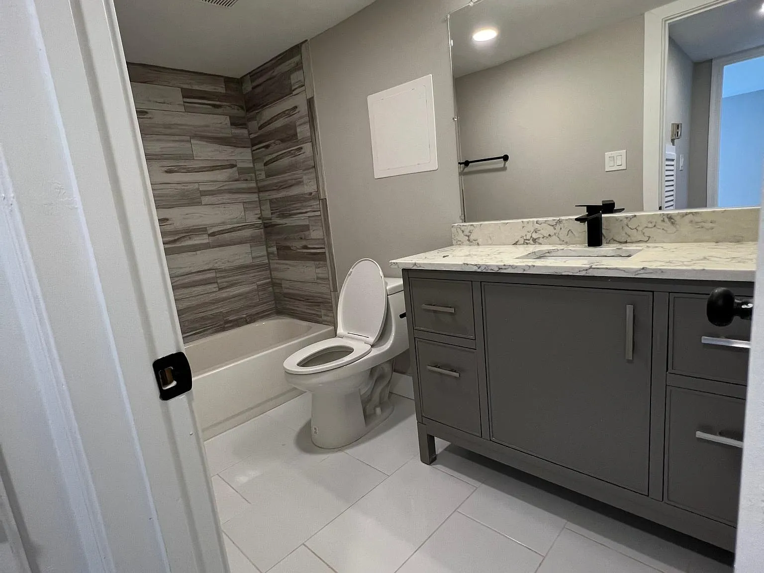 2 bed, 1072 sqft, $2,090 — Photo 4