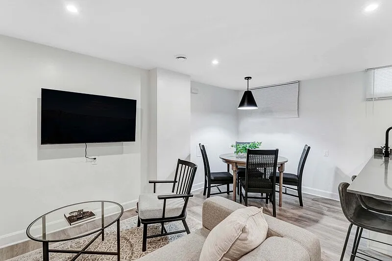 1 bed, 1.0 bath, 600 sqft, $1,899 — Photo 2