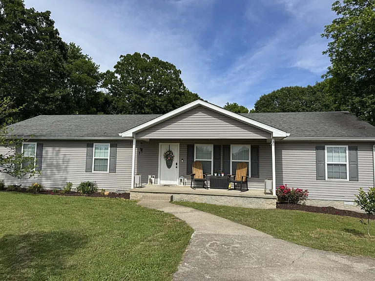 105 Larkins Dr — Photo 1
