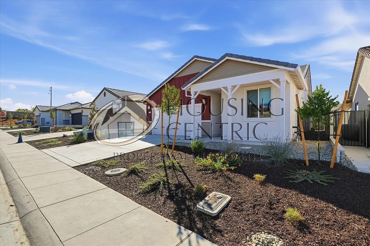 3 bed, 1423 sqft, $3,200 — Photo 3