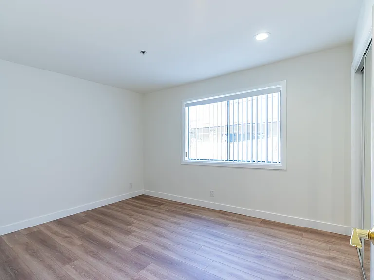 1760 N Alexandria Ave — Photo 26