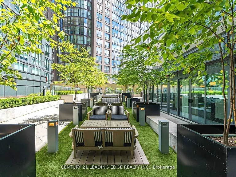 955 Bay St #913 — Photo 22