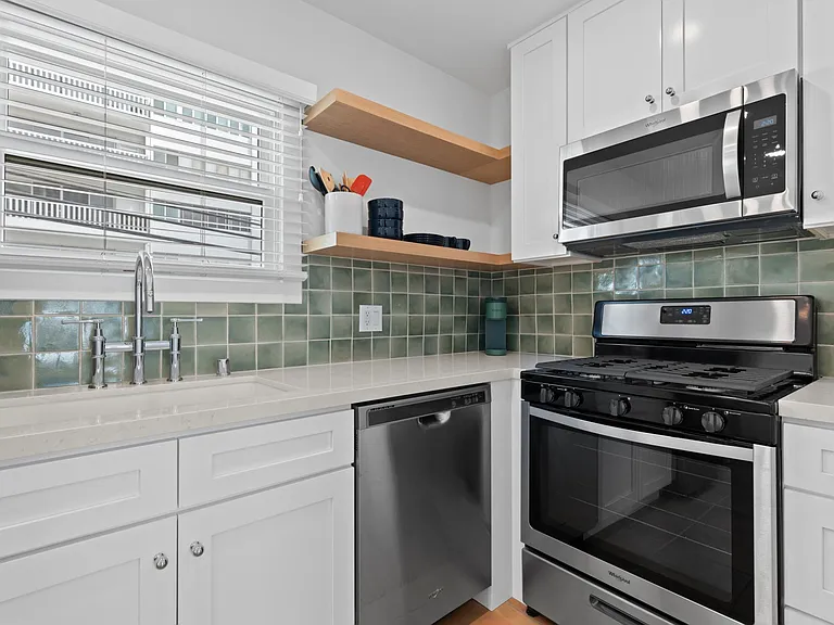 1020 1/2 Carol Dr — Photo 5