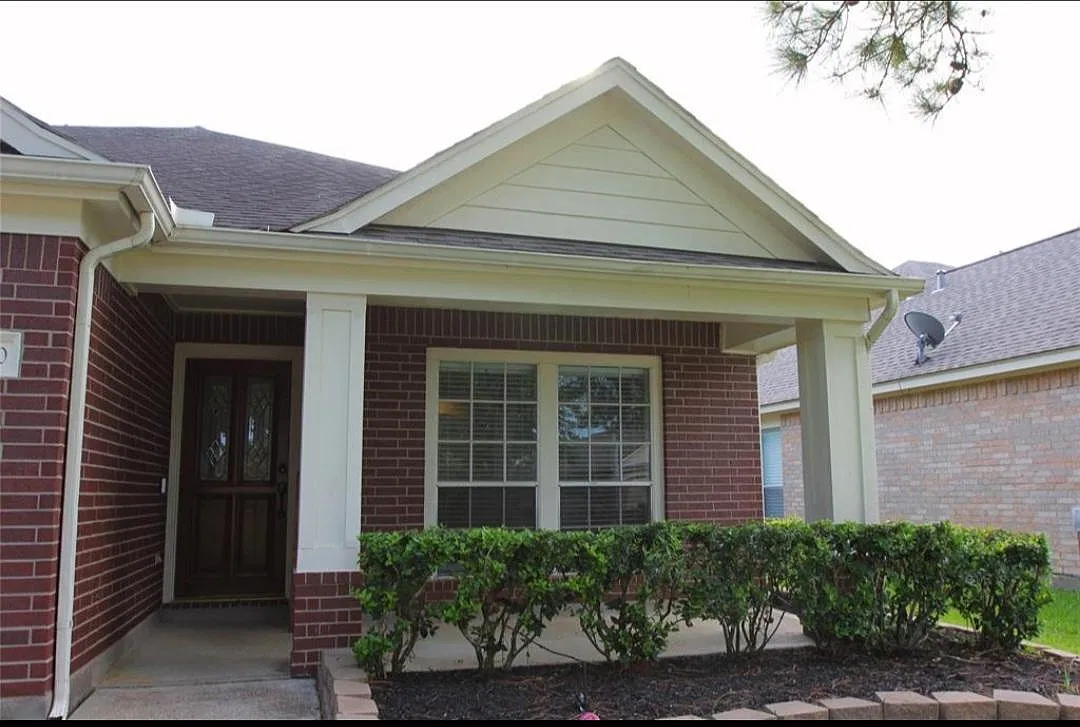 4 bed, 1984 sqft, $2,350 — Photo 1