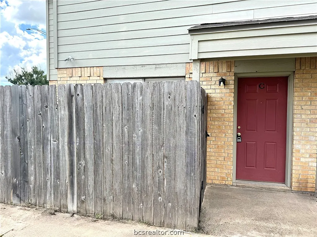 2 bed, 1.5 bath, 1101 sqft, $900 — Photo 2