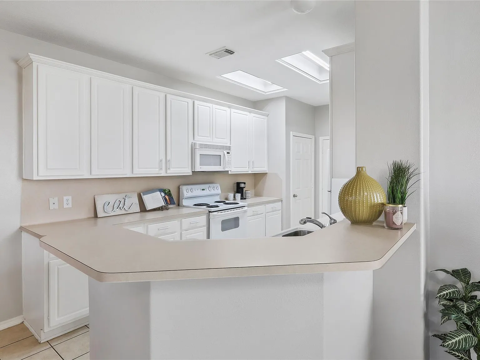 3 bed, 2.5 bath, 1702 sqft, $2,100 — Photo 4