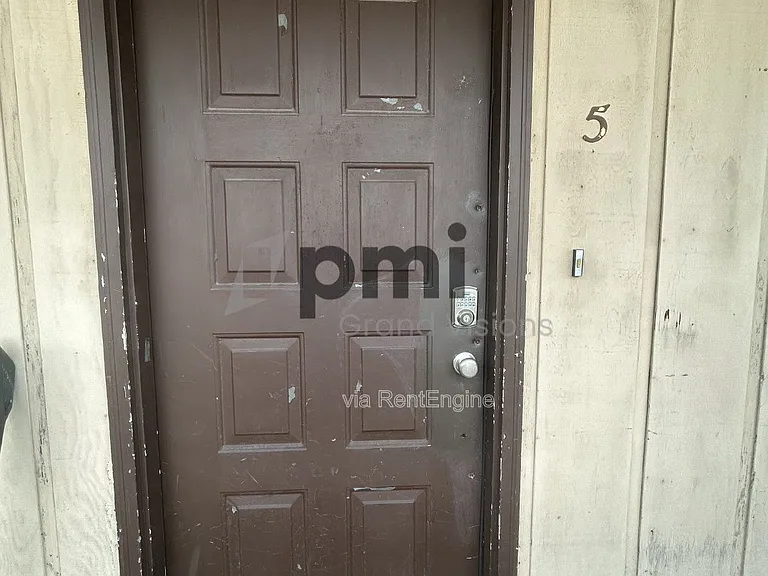 955 4th St #5 — Photo 15
