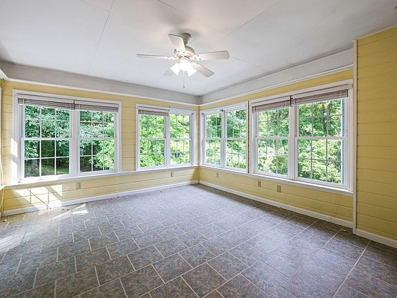 4th image of 555 Blue Bird Ln