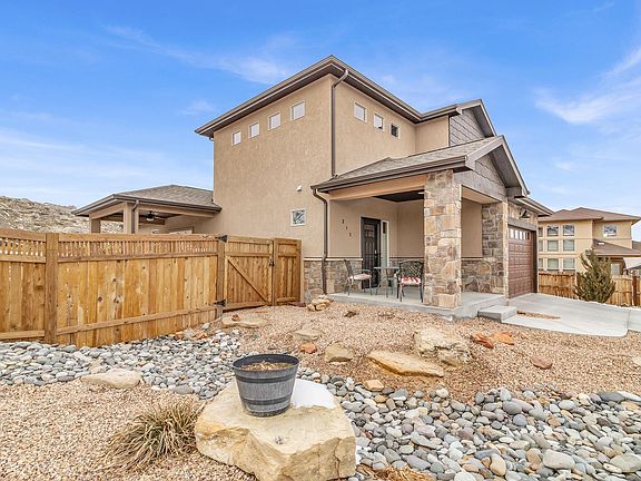 3rd image of 215 Hideaway Ln