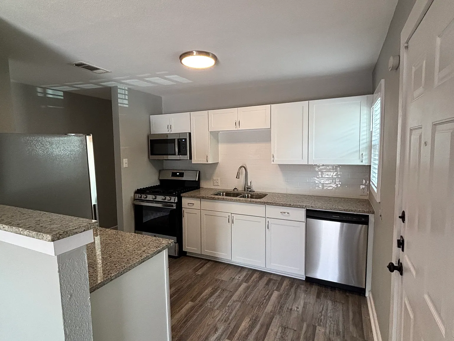 2 bed, 700 sqft, $1,650 — Photo 3