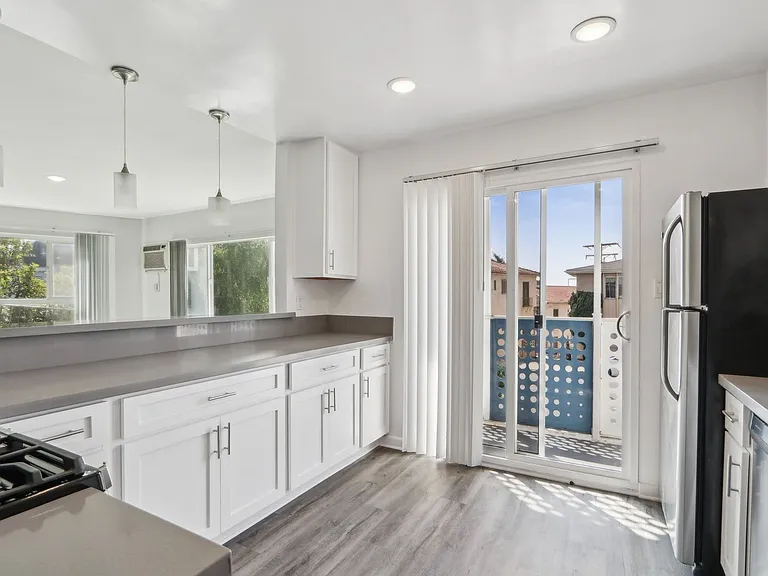 8375 Fountain Ave — Photo 12