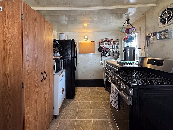 4th image of 230 Reed St