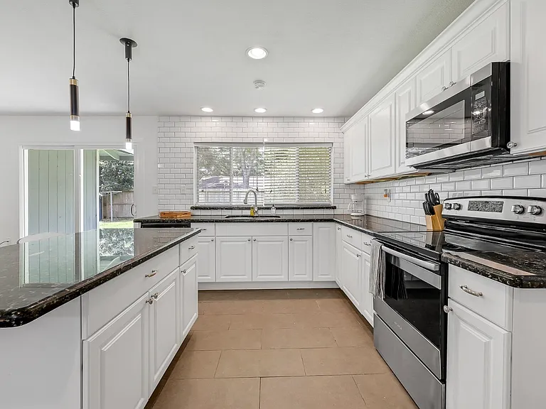 This lovely kitchen has everything you may need for a lovely dinner home