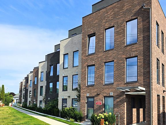 5th image of 325 University Ave W #112