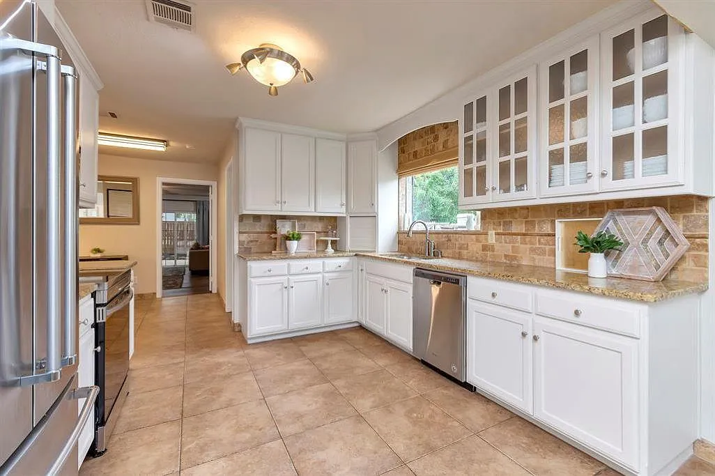1802 Teton Dr — Photo 2