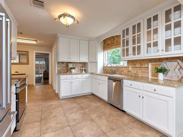 1802 Teton Dr — Photo 2