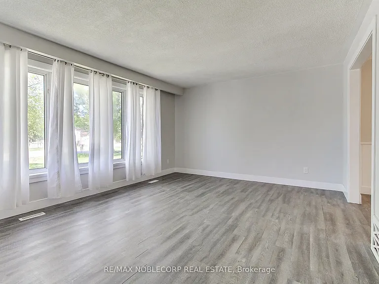 17 Larkdale Cres — Photo 10