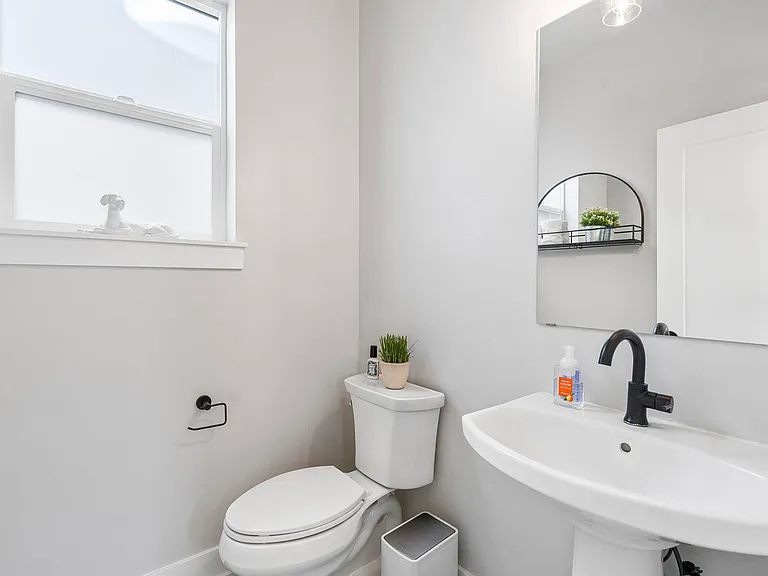 3722 NE Petrosa Ave — Photo 16