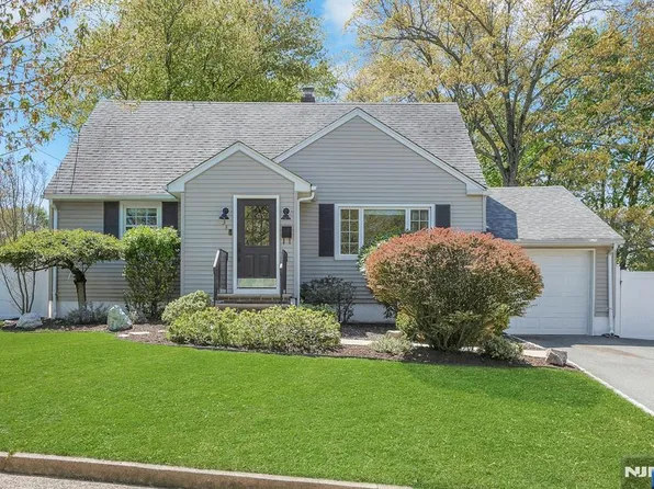 33 Clayton St, Hillsdale, NJ 07642