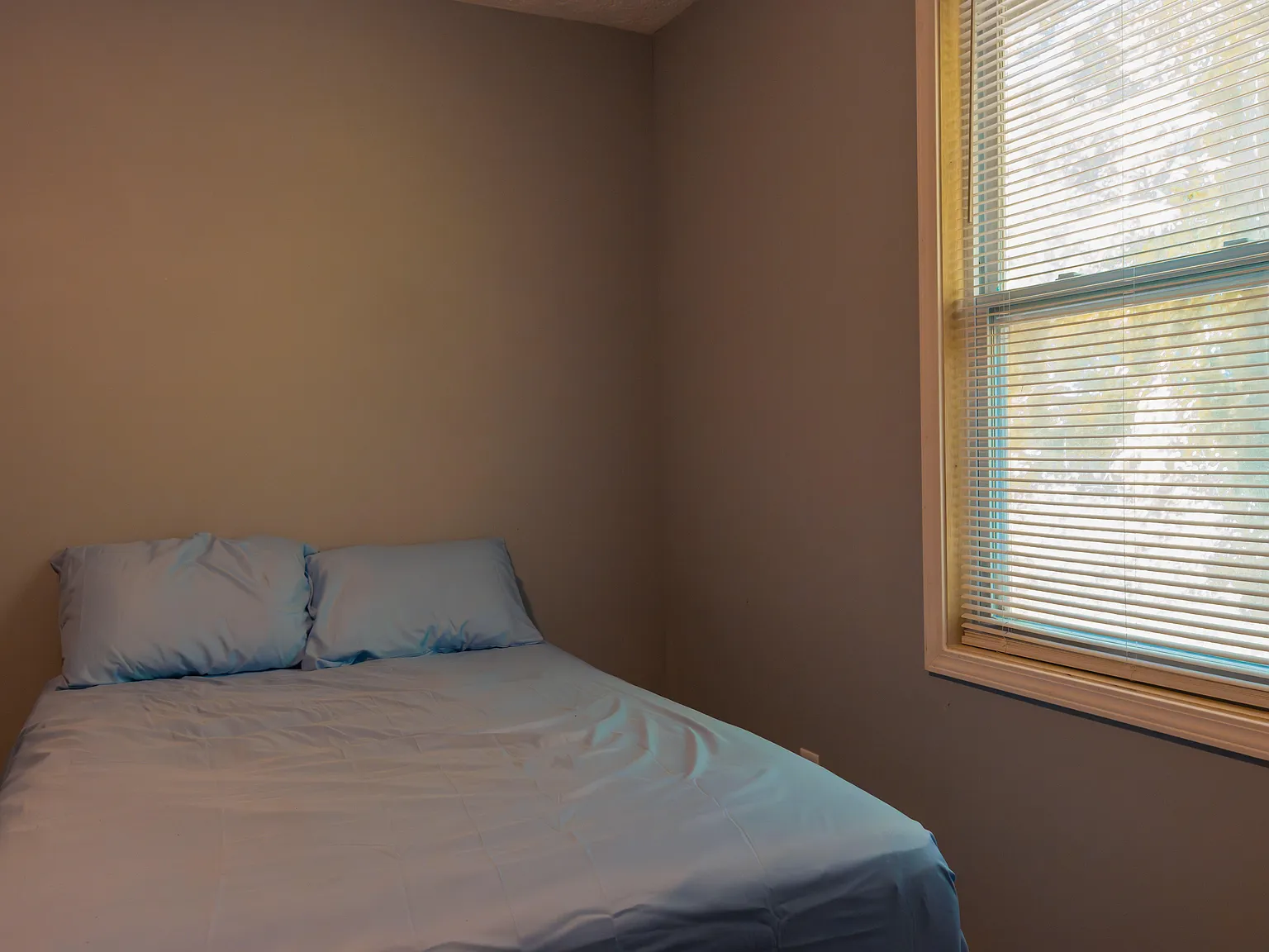 4 bed, 5.0 bath, 2500 sqft, $1,027 — Photo 2