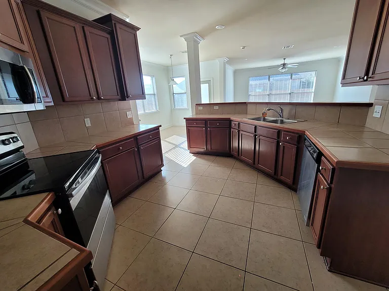 300 Spanish Moss Ln — Photo 8