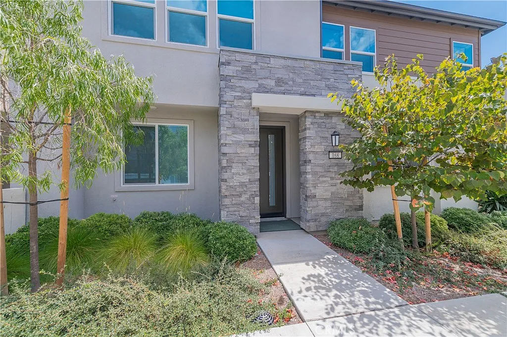 4 bed, 2418 sqft, $8,000 — Photo 1