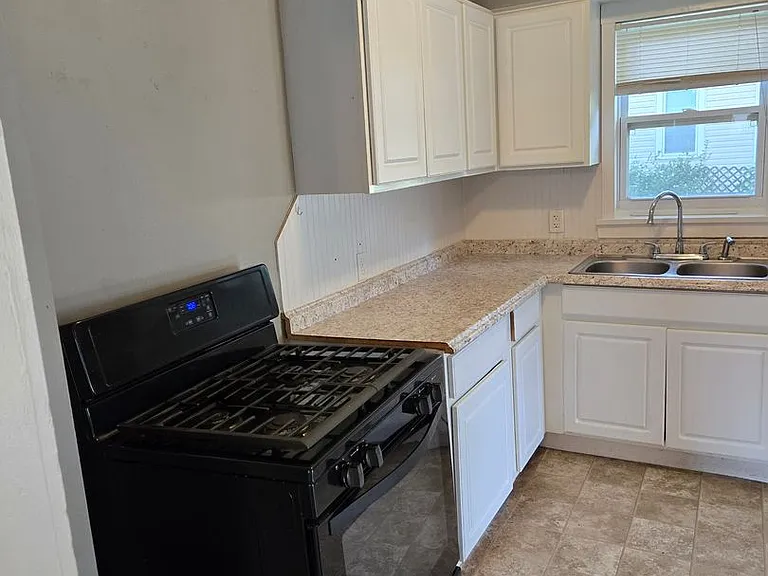 439 E High St — Photo 10