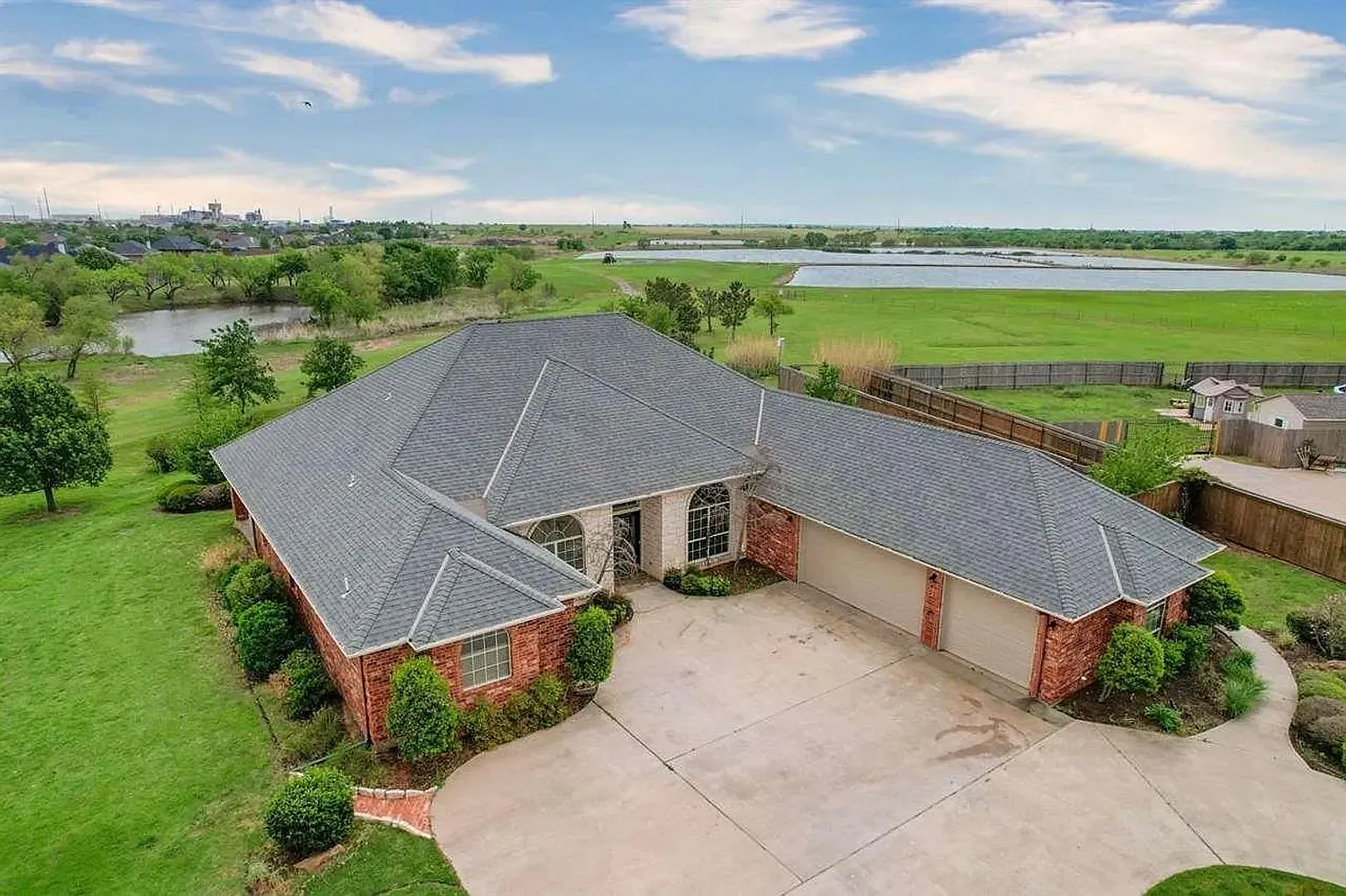 4 bed, 2.5 bath, 2900 sqft, $3,550 — Photo 3