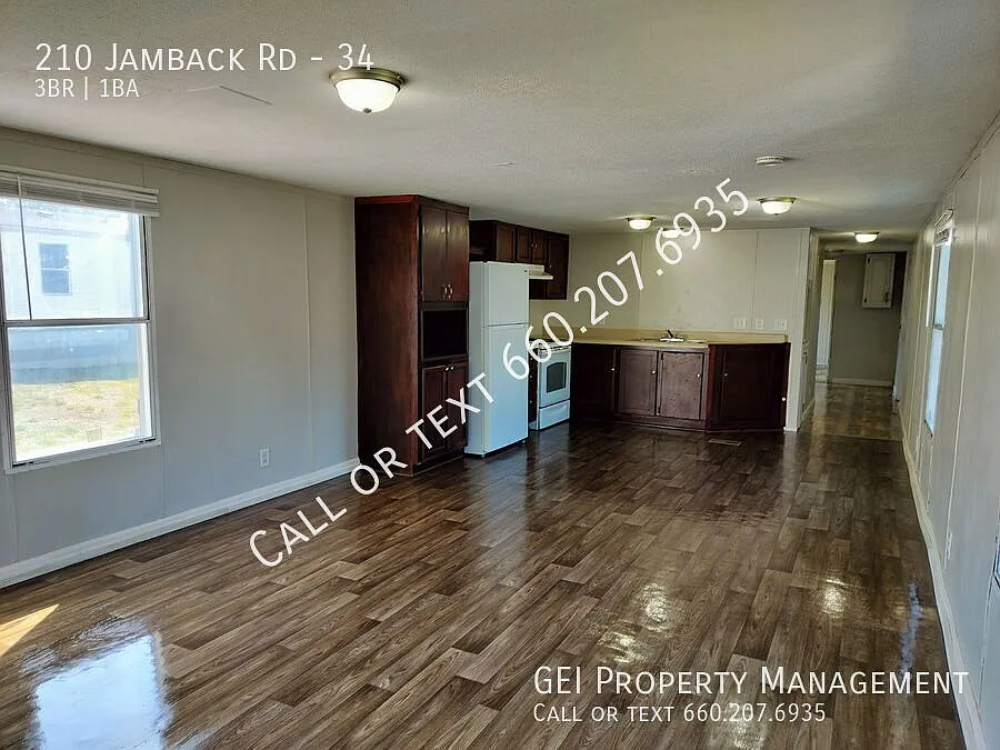 Newly renovated home on spacious corner lot with home warranty! — Photo 2