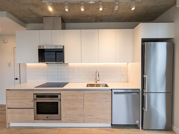3rd image of 1097 View St #409