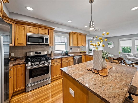 3rd image of 324 Mount Auburn St #2