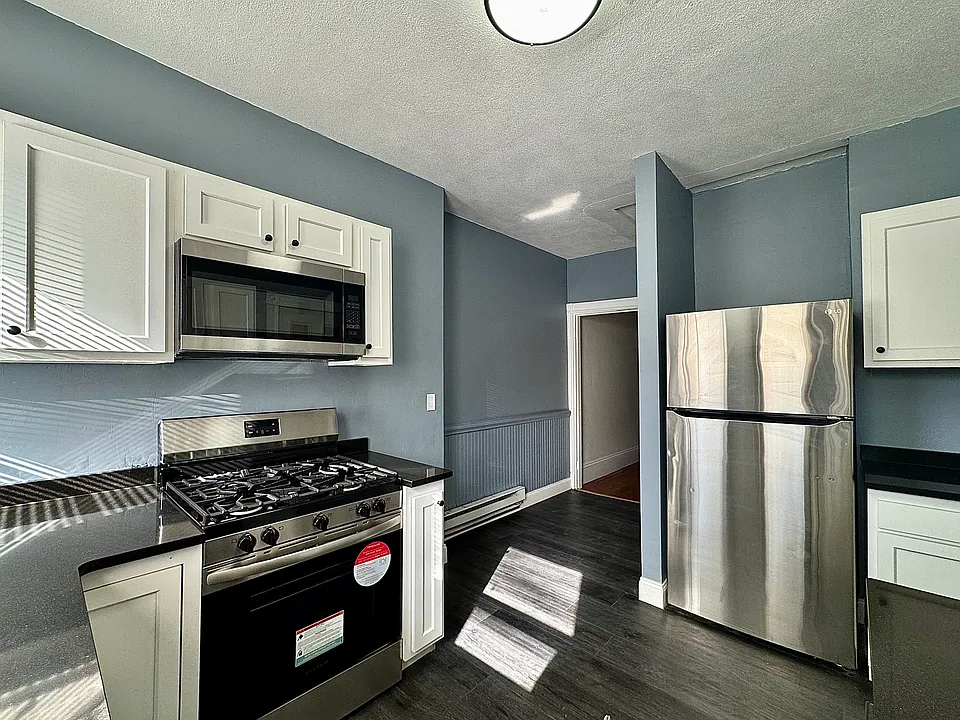 4 1/2 Centre St #3