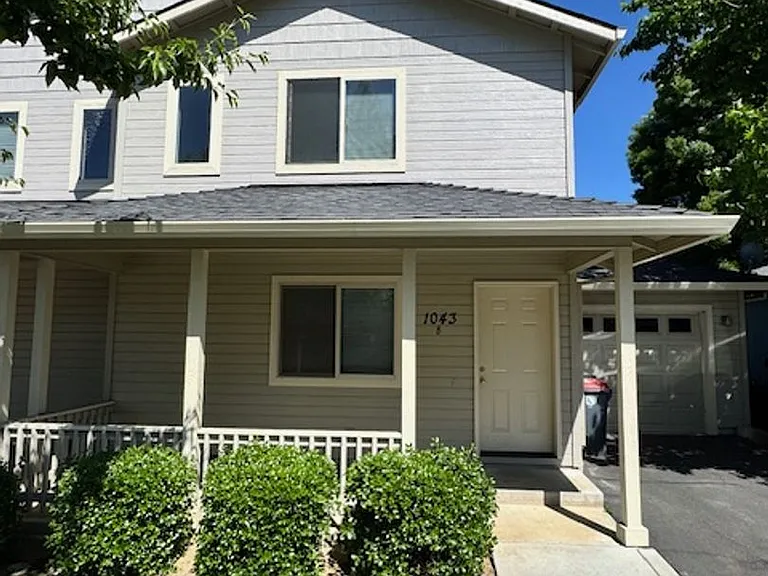 1043 Garfield St — Photo 2
