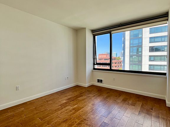 4th image of 250 King St Unit 880