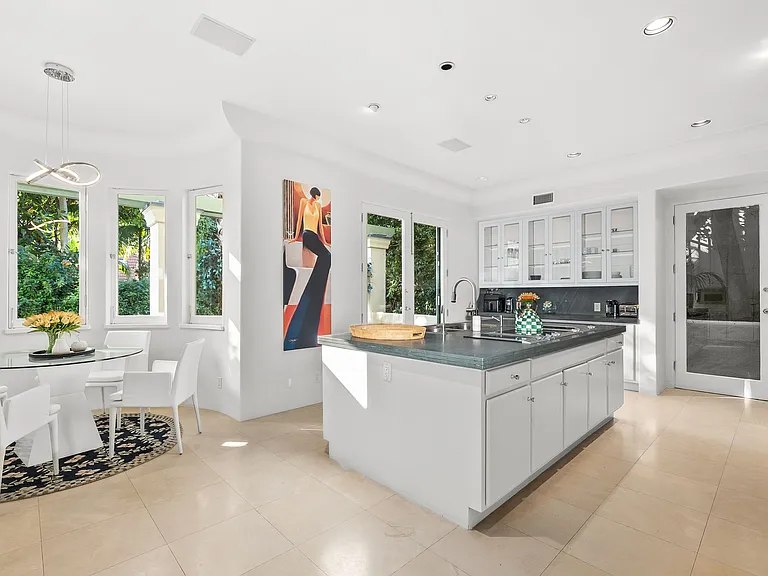 1368 N Doheny Pl — Photo 7