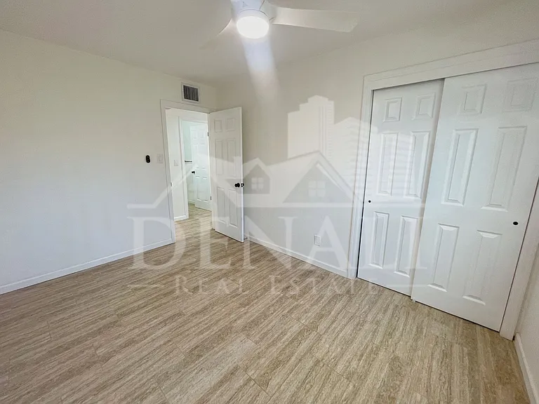 2401 E Meadowbrook Ave — Photo 22