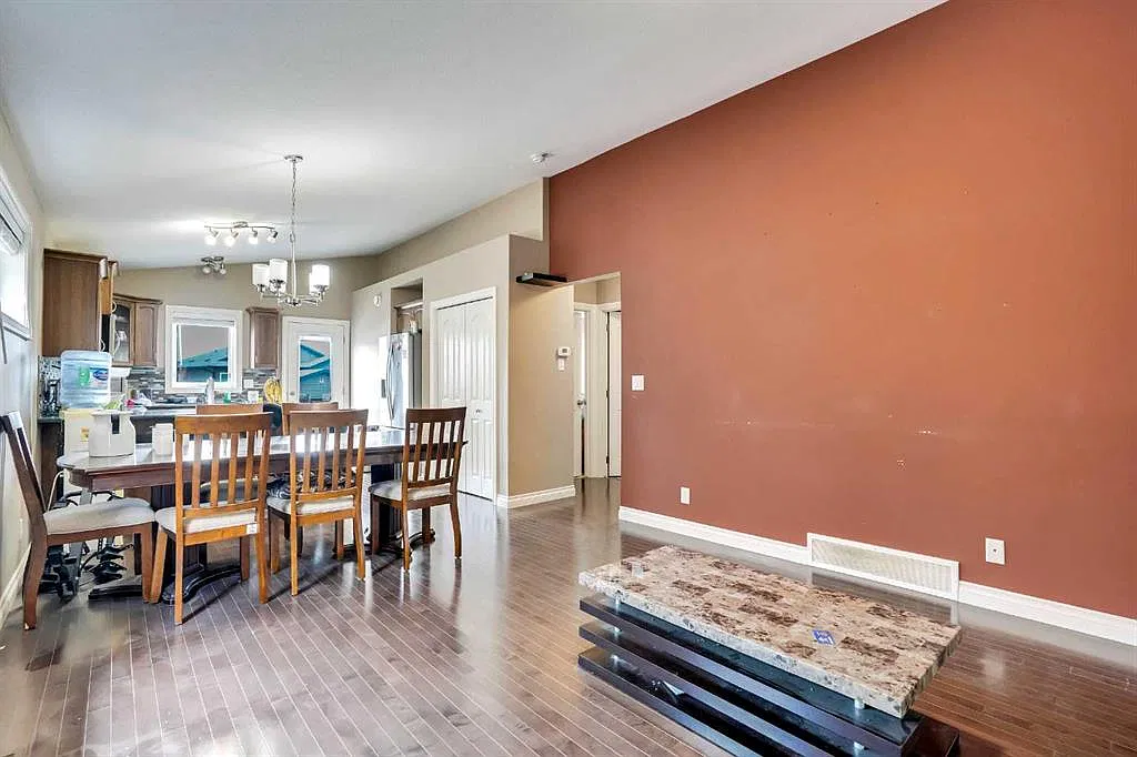 3 Bed 2 Bath Upper Suite Red Deer Alberta For Rent — Photo 4