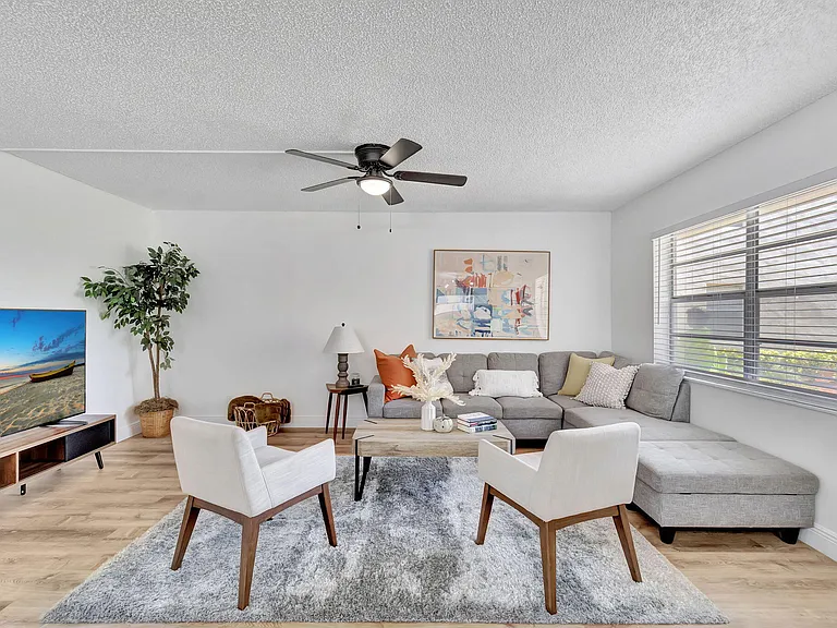 52 Burgundy Dr #B — Photo 12