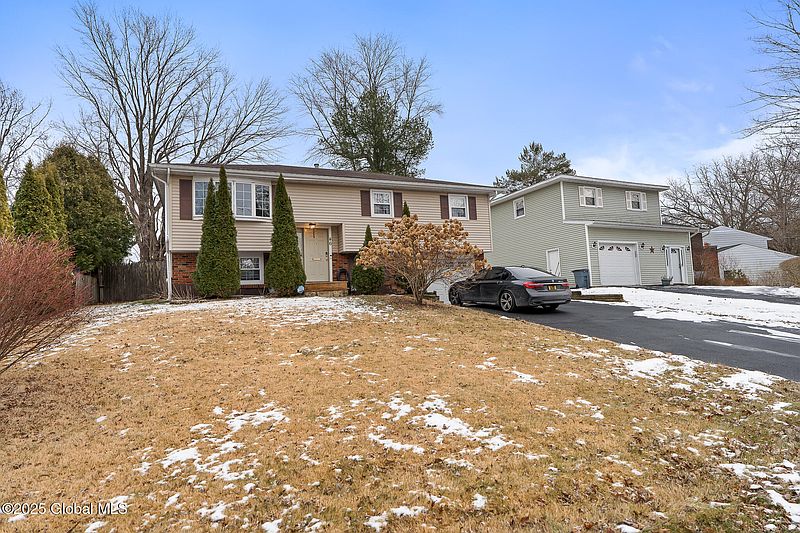 2nd image of 46 Normanside Drive