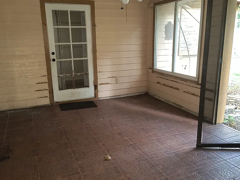 1115 Rosedale Ave — Photo 3
