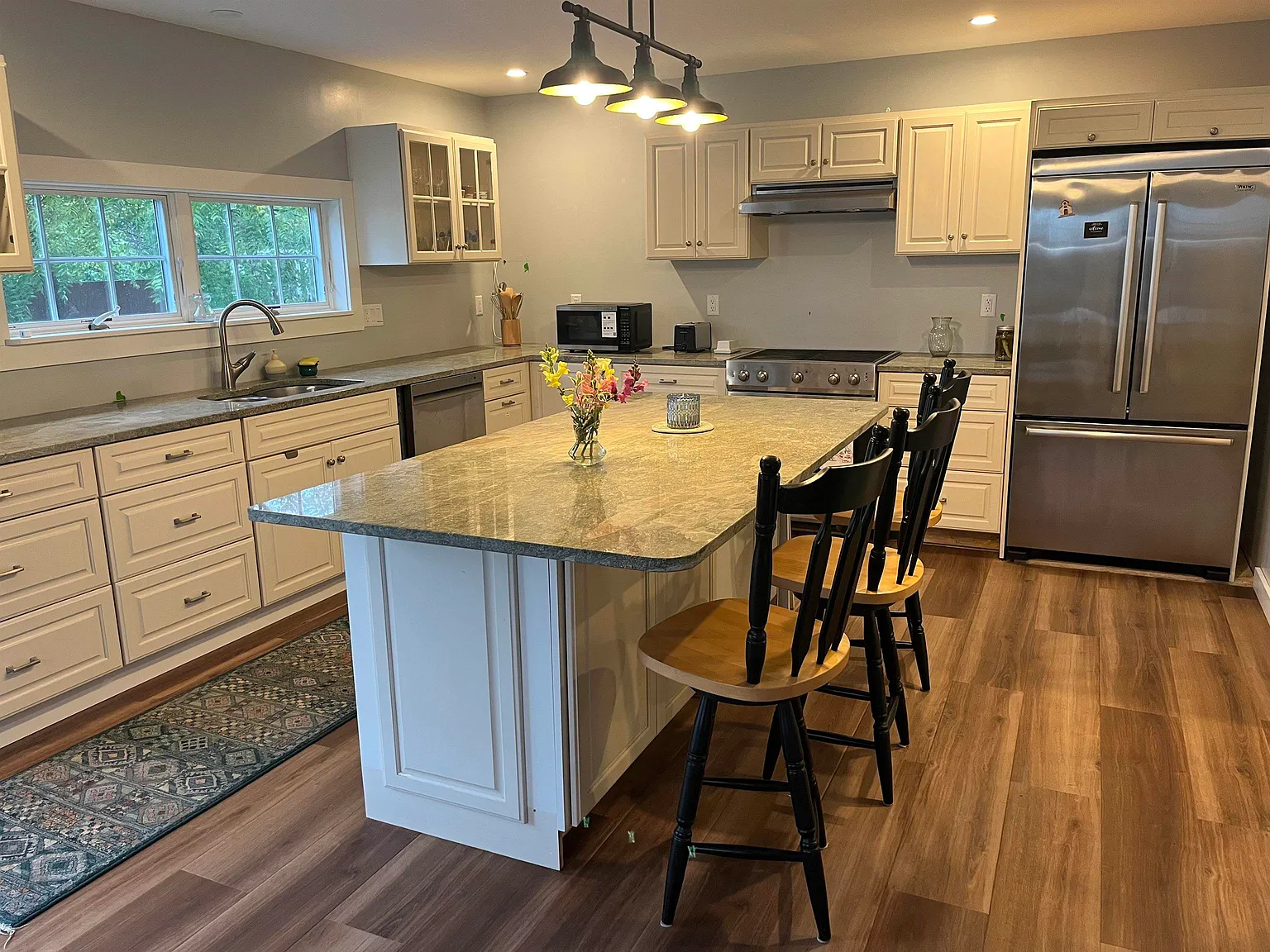 3 bed, 2.0 bath, 1596 sqft, $3,800 — Photo 2