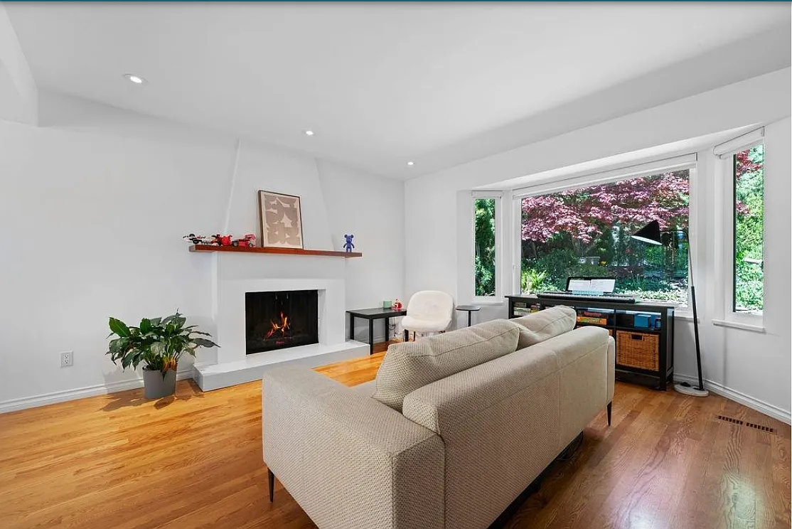 Elegant 4Bed/2.5 Bath in North Vancouver — Photo 2