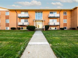 22065 River Oaks Dr APT C5, Rocky River, OH 44116