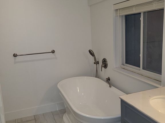 4th image of 1012 E Summit St