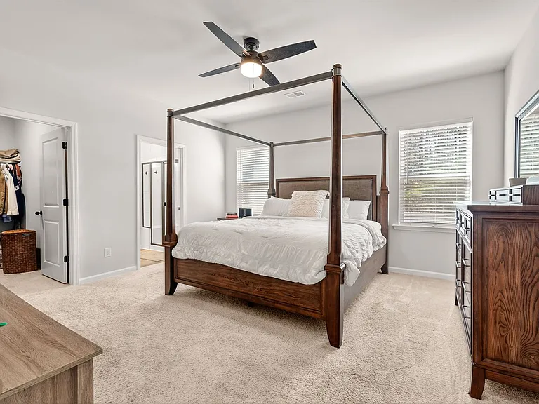 565 Abigail St — Photo 20