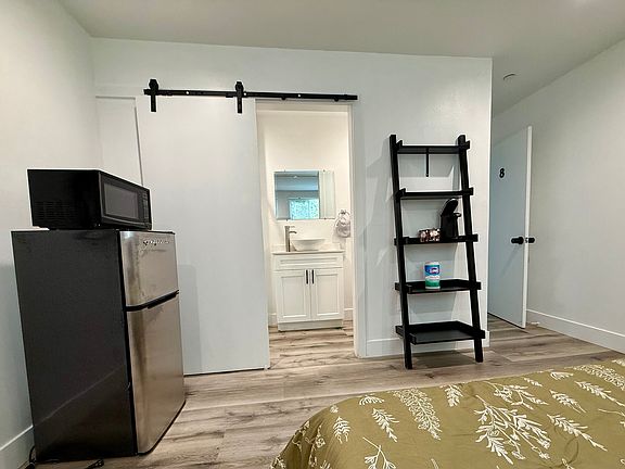 5th image of 1112 W 40th Pl #8