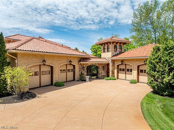3rd image of 4809 Lantern Hill Cir NW