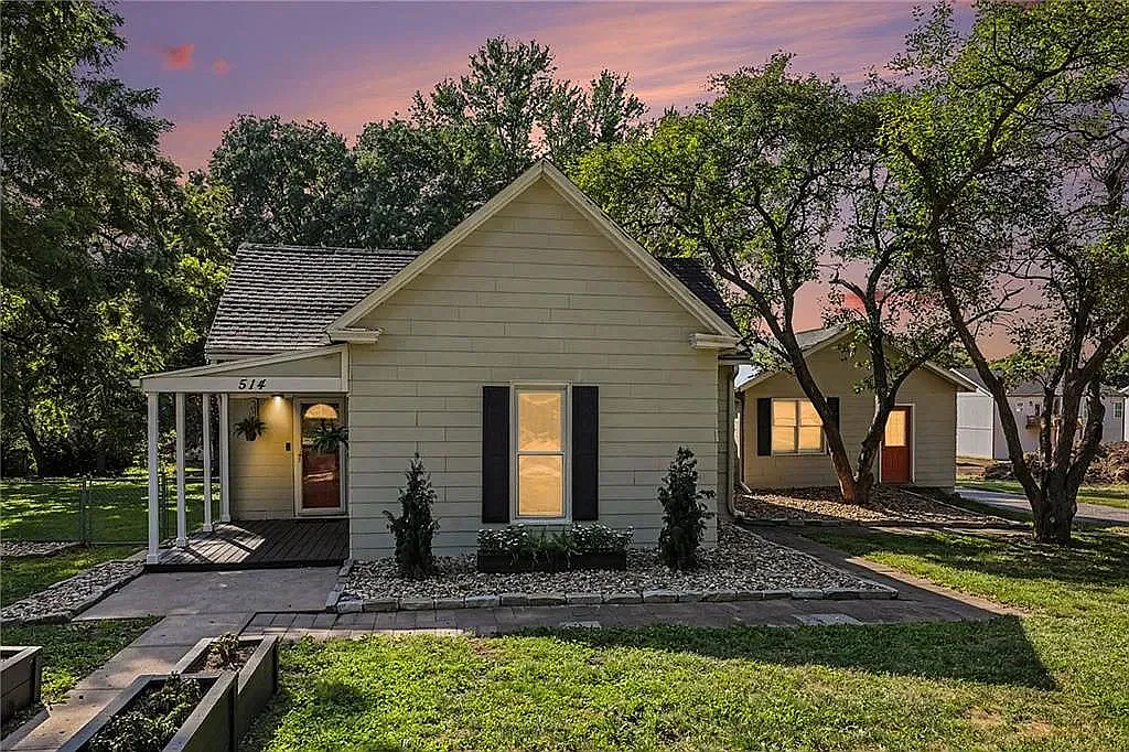 3 bed, 1.5 bath, 1290 sqft, $1,995 — Photo 1