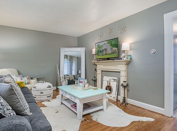 3rd image of 801 Booth Ave